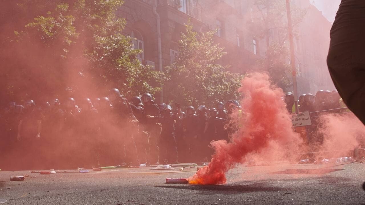 Під офісом президента проходить акція протесту: відбулися зіткнення з поліцією 1