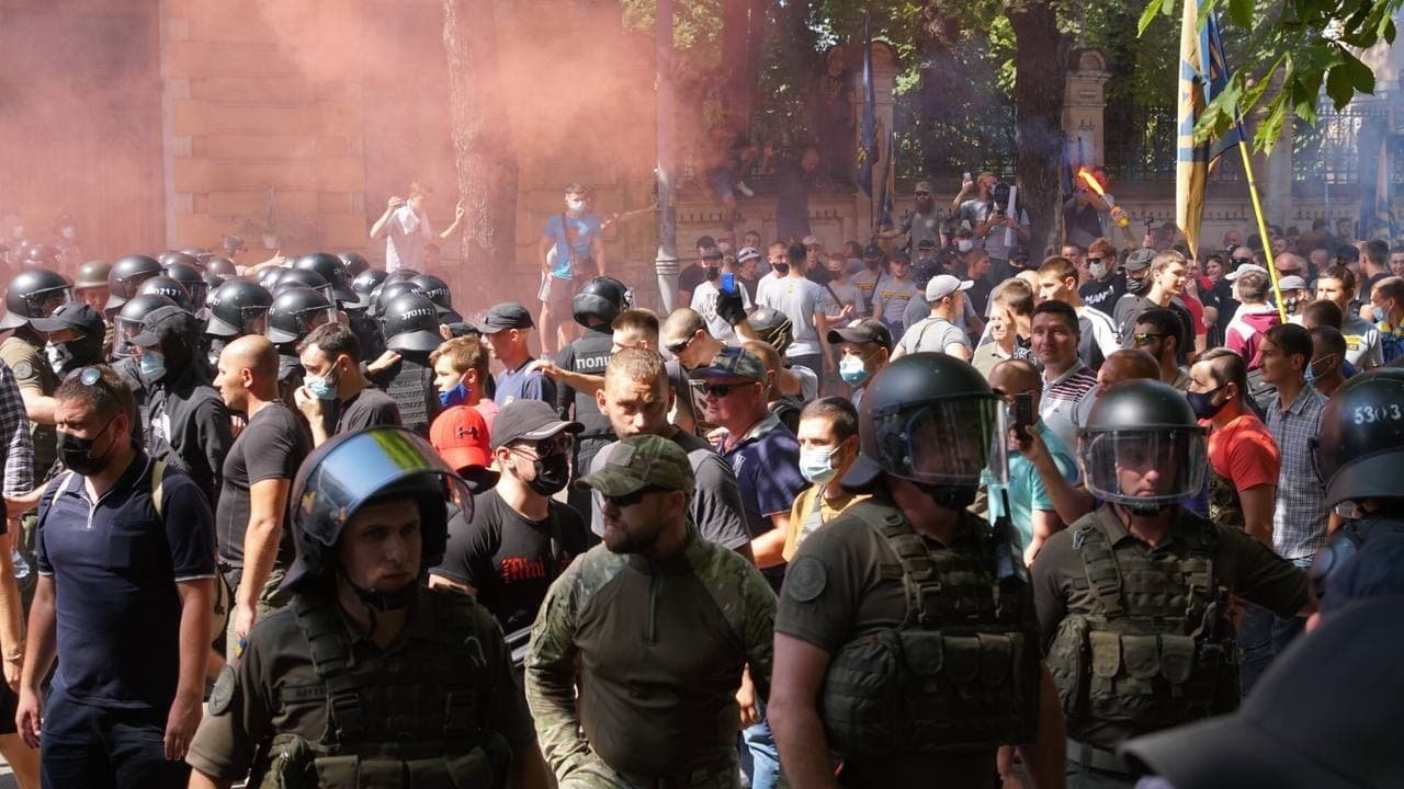 Під офісом президента проходить акція протесту: відбулися зіткнення з поліцією 2