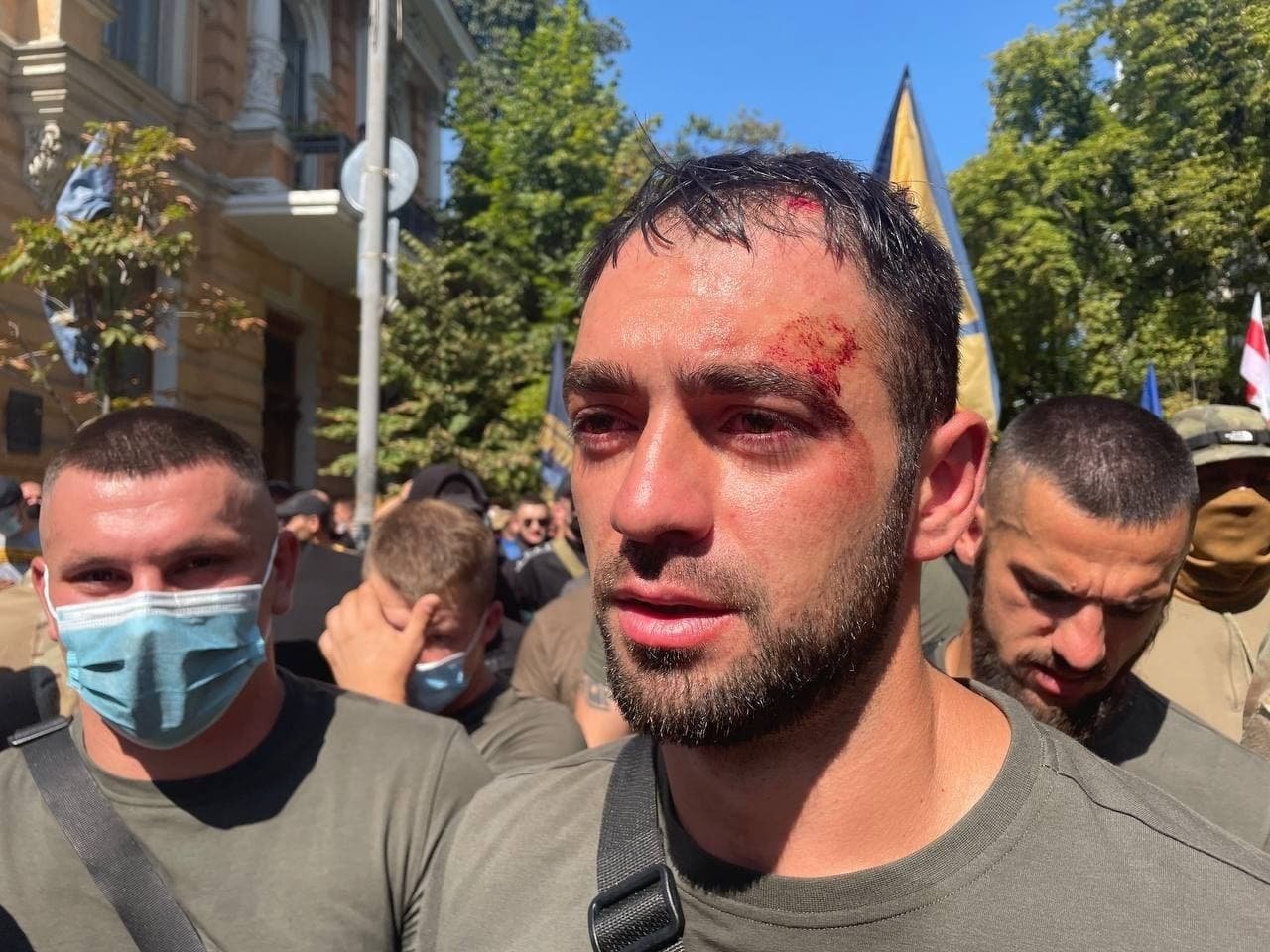 Під офісом президента проходить акція протесту: відбулися зіткнення з поліцією 3