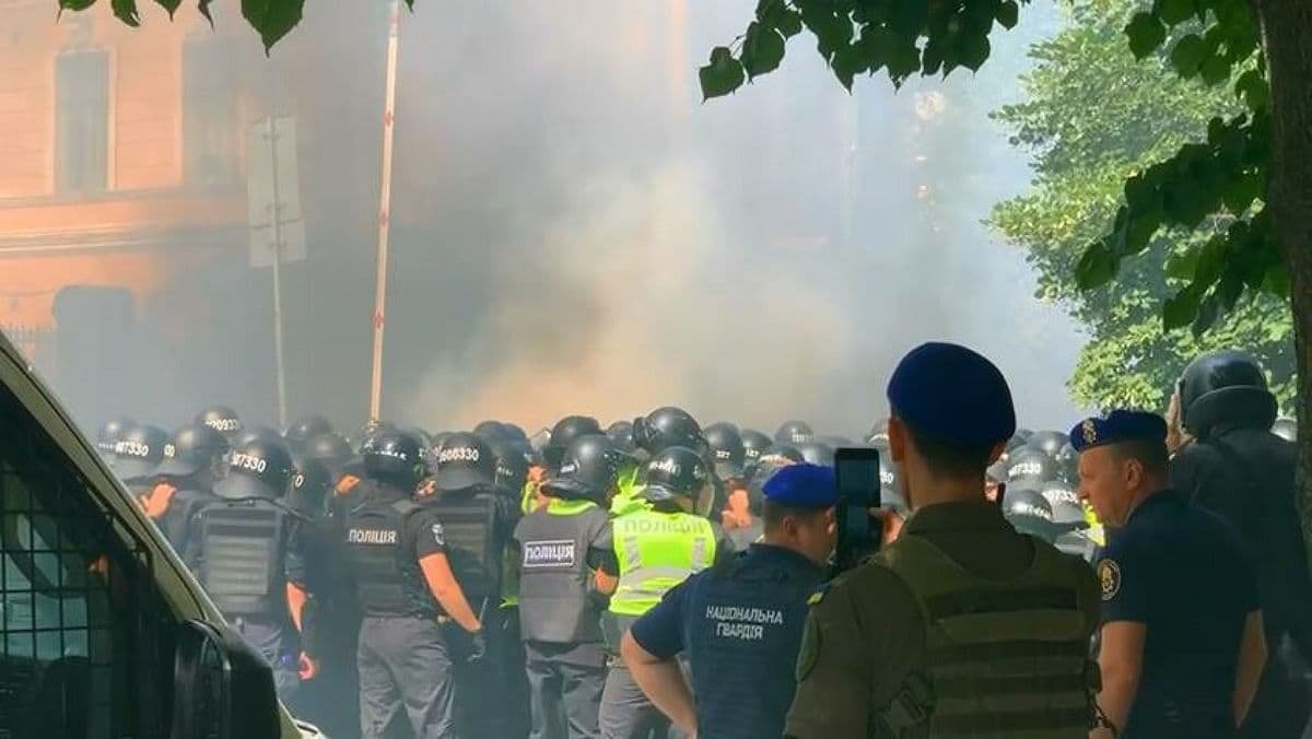 Протести на Банковій: вісім силовиків отримали травми і опіки, в поліції порушили справу 2