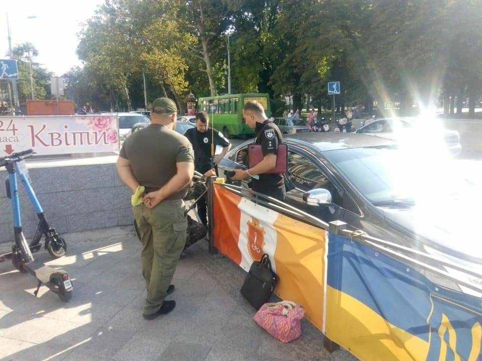 В Одессе мужчина хотел украсть флаг Украины: потому что "он очень красивый" 1