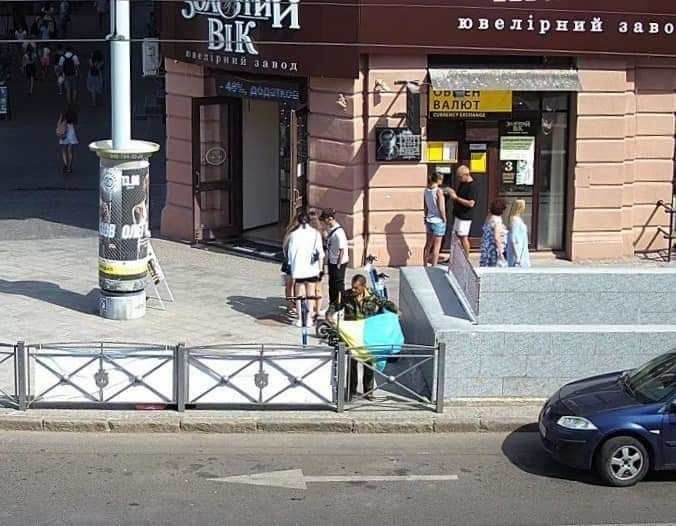 В Одессе мужчина хотел украсть флаг Украины: потому что "он очень красивый" 2
