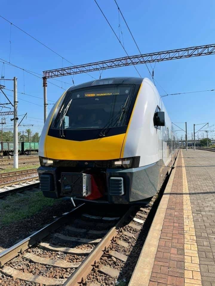 До Києва доставили електропоїзд компанії Stadler 1