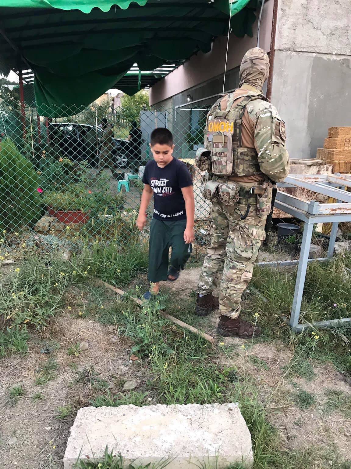 В оккупированном Крыму российские силовики провели обыски у крымских татар: задержали 5 человек 3