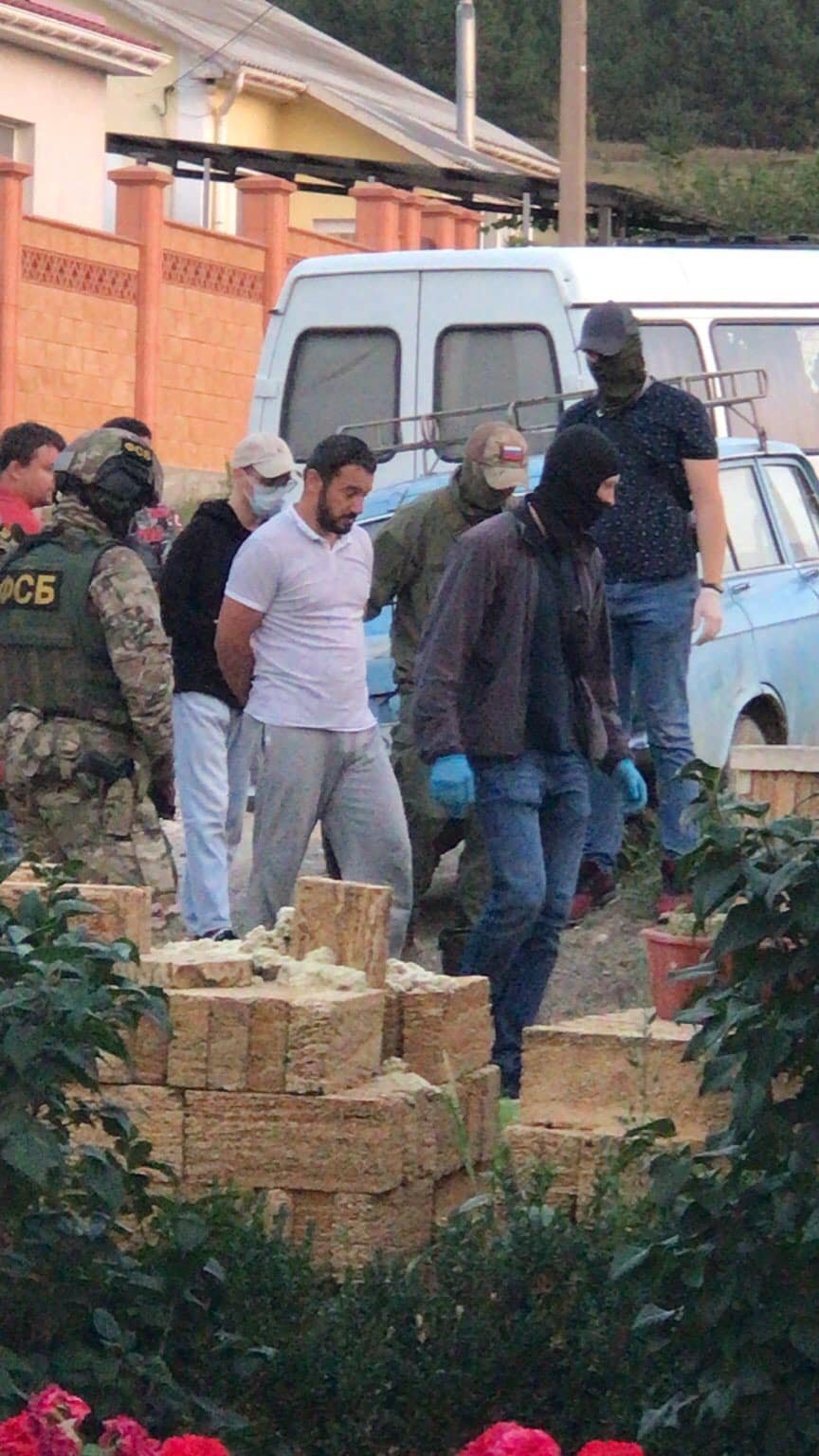 В оккупированном Крыму российские силовики провели обыски у крымских татар: задержали 5 человек 2