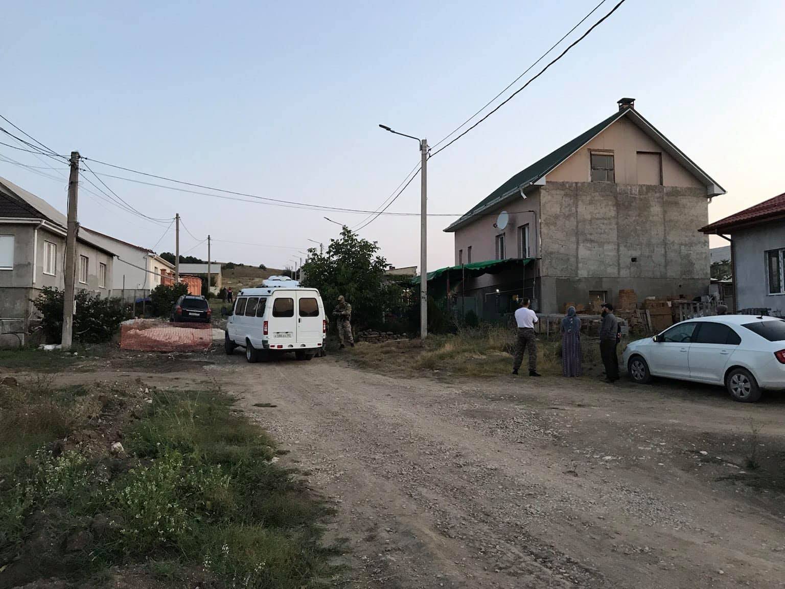 В оккупированном Крыму российские силовики провели обыски у крымских татар: задержали 5 человек 1