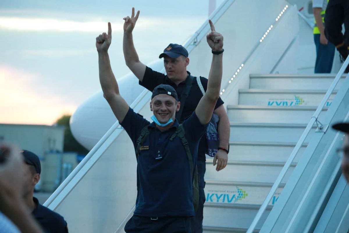 Українські рятувальники, які допомагали боротися з лісовими пожежами в Греції, повернулися додому 7