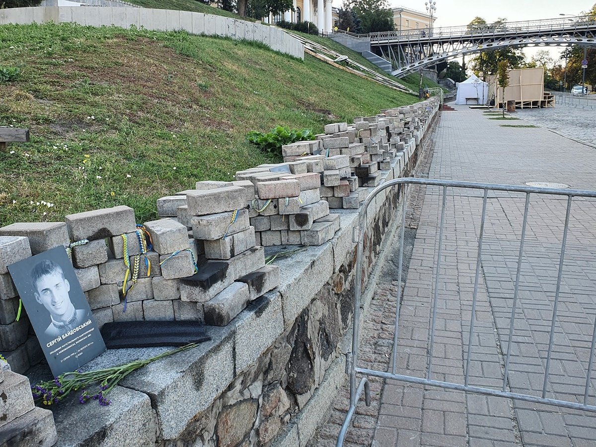 В Киеве на Аллее Героев Небесной сотни установили инсталляцию из советских хрущёвок и автоматов с газировкой 3