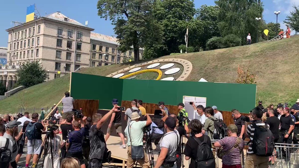 В Киеве на Аллее Героев Небесной снесли декорации с советским интерьером: есть задержанные 1