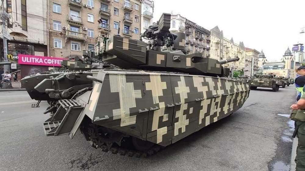 На репетиції параду до Дня Незалежності танки підклеювали скотчем. Відповідь ЗСУ і викриття "зради" 1