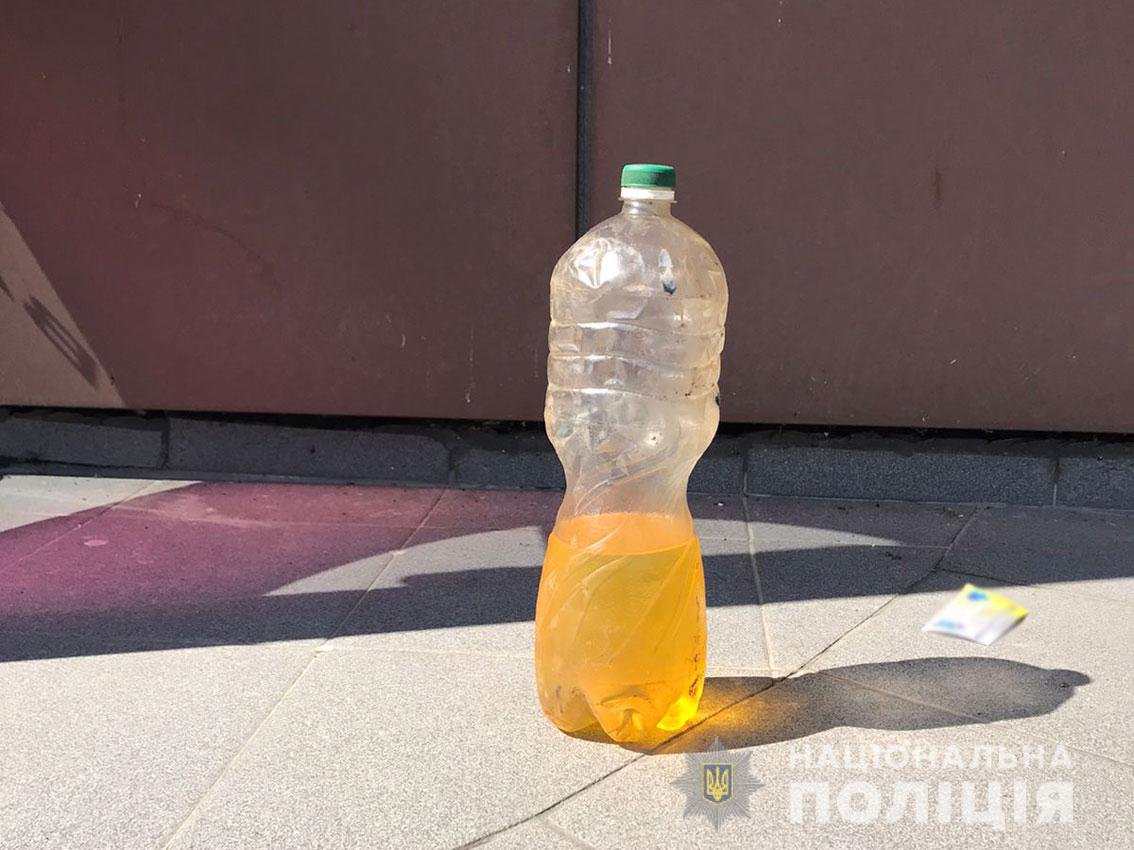 В Чернигове мужчина хотел сжечь себя и офис газовой компании В Чернигове мужчина хотел сжечь себя и офис газовой компании