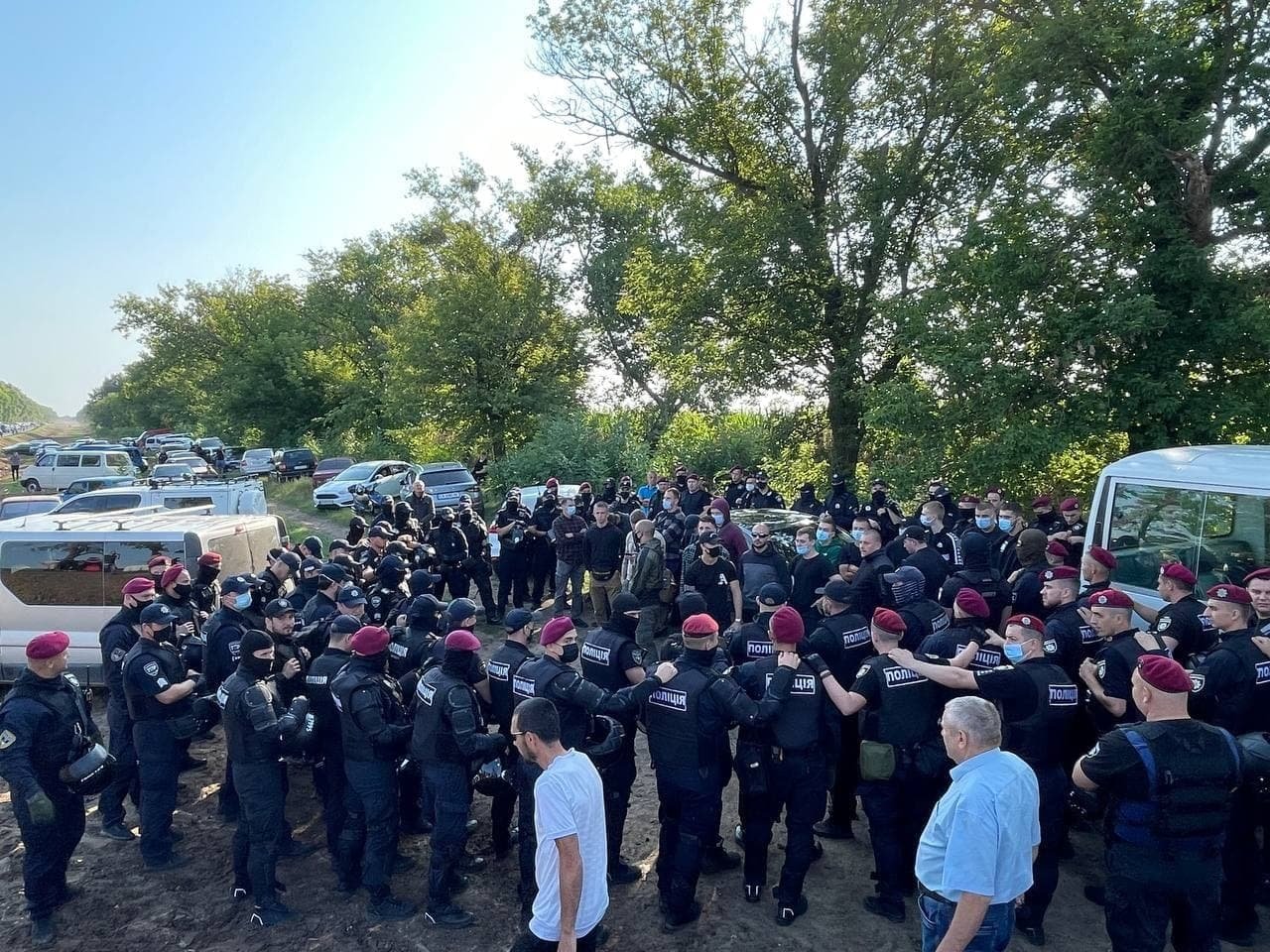 Хотіли поставити запитання Зеленському: в Черкаській області поліція затримала 6 осіб після зіткнення 1