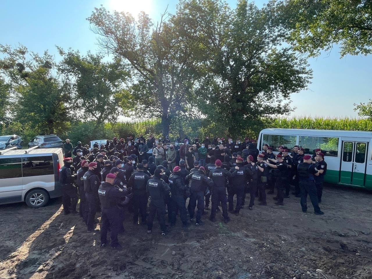 Хотіли поставити запитання Зеленському: в Черкаській області поліція затримала 6 осіб після зіткнення 3