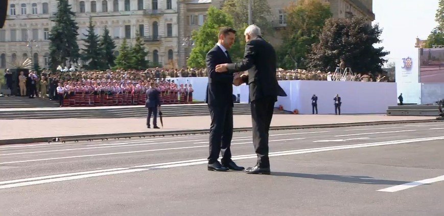 Зеленский вручил награды выдающимся украинцам. Среди них Шевченко, Бубка, Монатик 3