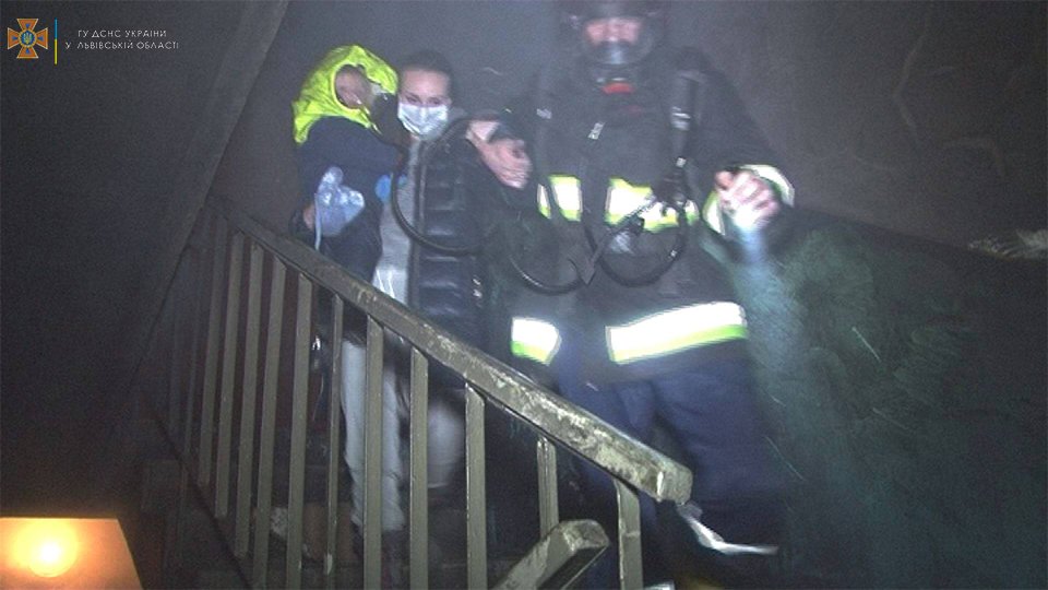 Во Львове из-за пожара в пятиэтажке погиб мужчина, еще 10 человек эвакуировали 1