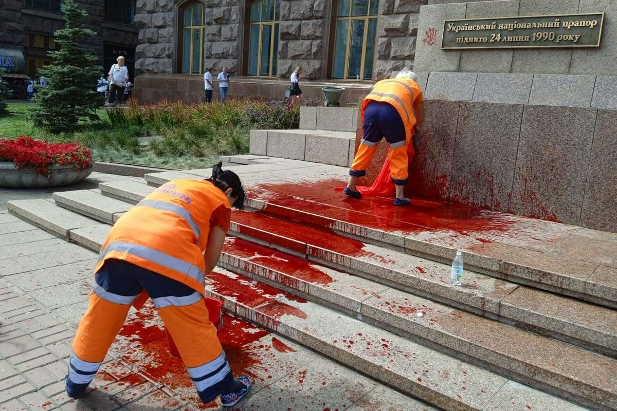 В Киеве здание КГГА облили красной краской