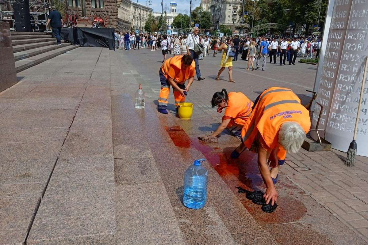 Сотрудники ШЭУ отмыли памятник