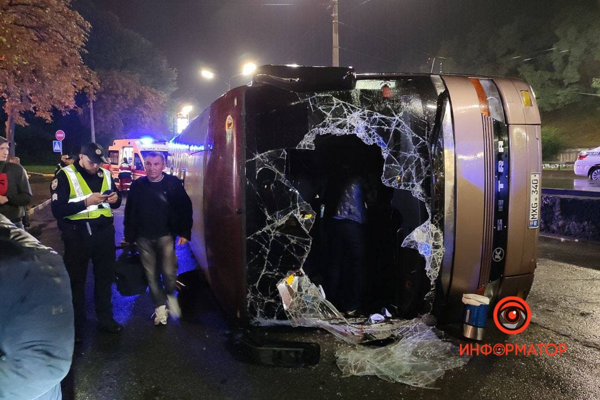 На Елены Телиги перевернулся пассажирский автобус