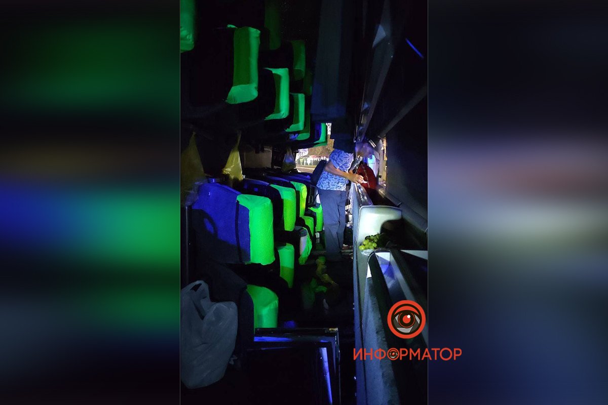 В салоне автобуса было около 20 человек