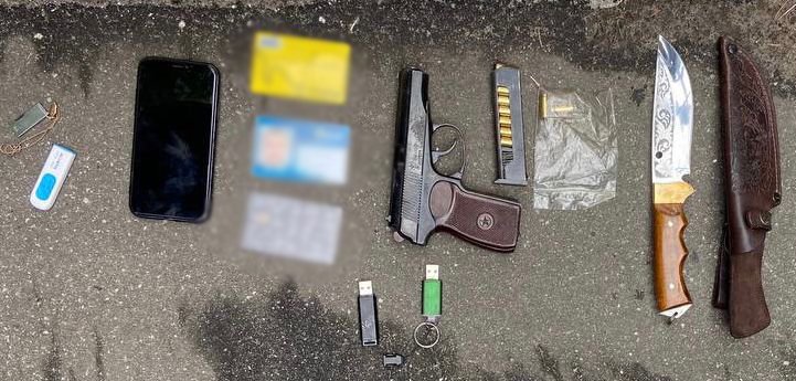 В Киеве ранее обвиняемый полицейский и его напарник вымогали у скрывавшегося мужчины 10 тысяч долларов "за молчание" 1