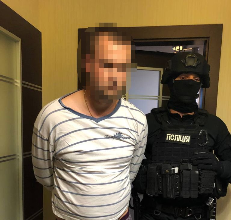 В Киеве ранее обвиняемый полицейский и его напарник вымогали у скрывавшегося мужчины 10 тысяч долларов "за молчание" 2