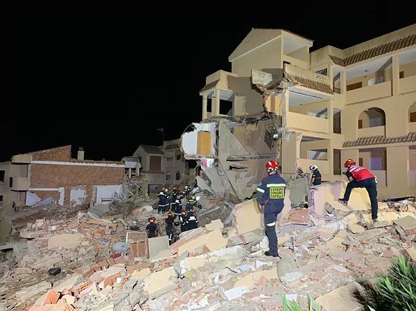 В Испании обрушился трехэтажный дом: под завалами ищут людей 1