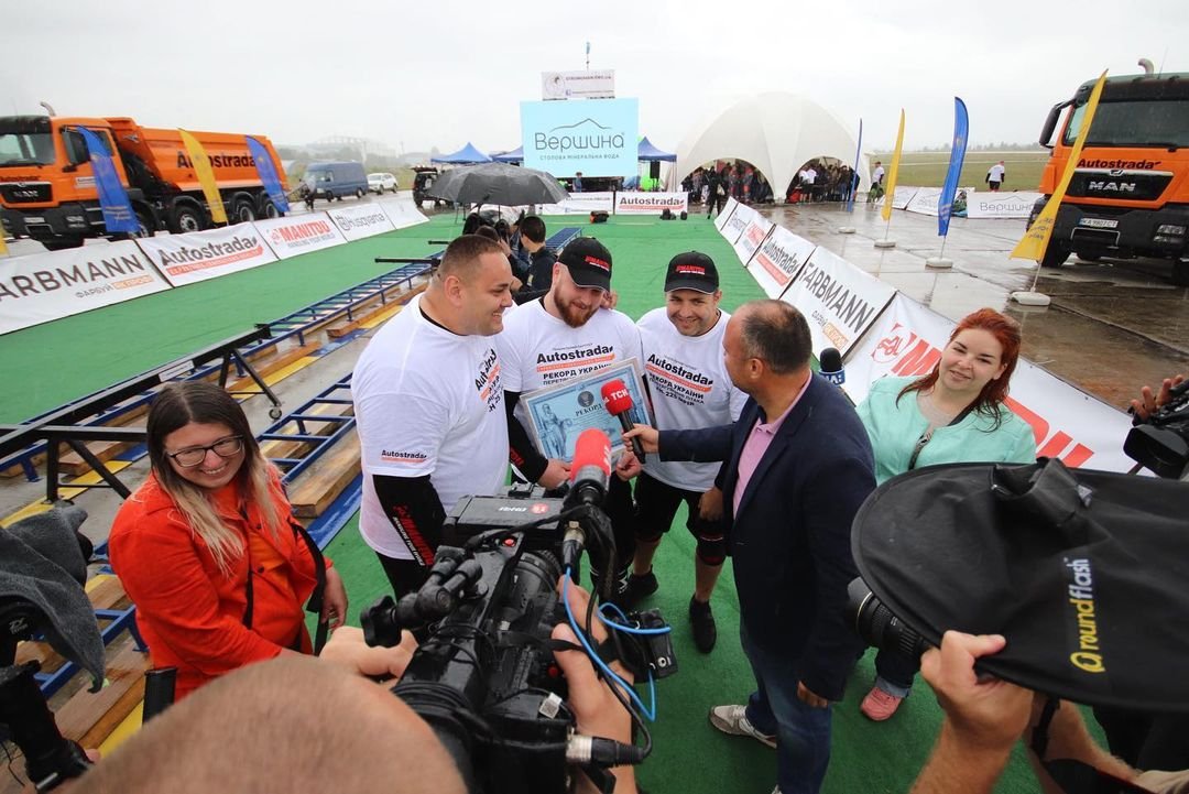 Украинские стронгмены протянули самолет "Мрія" и установили мировой рекорд 2