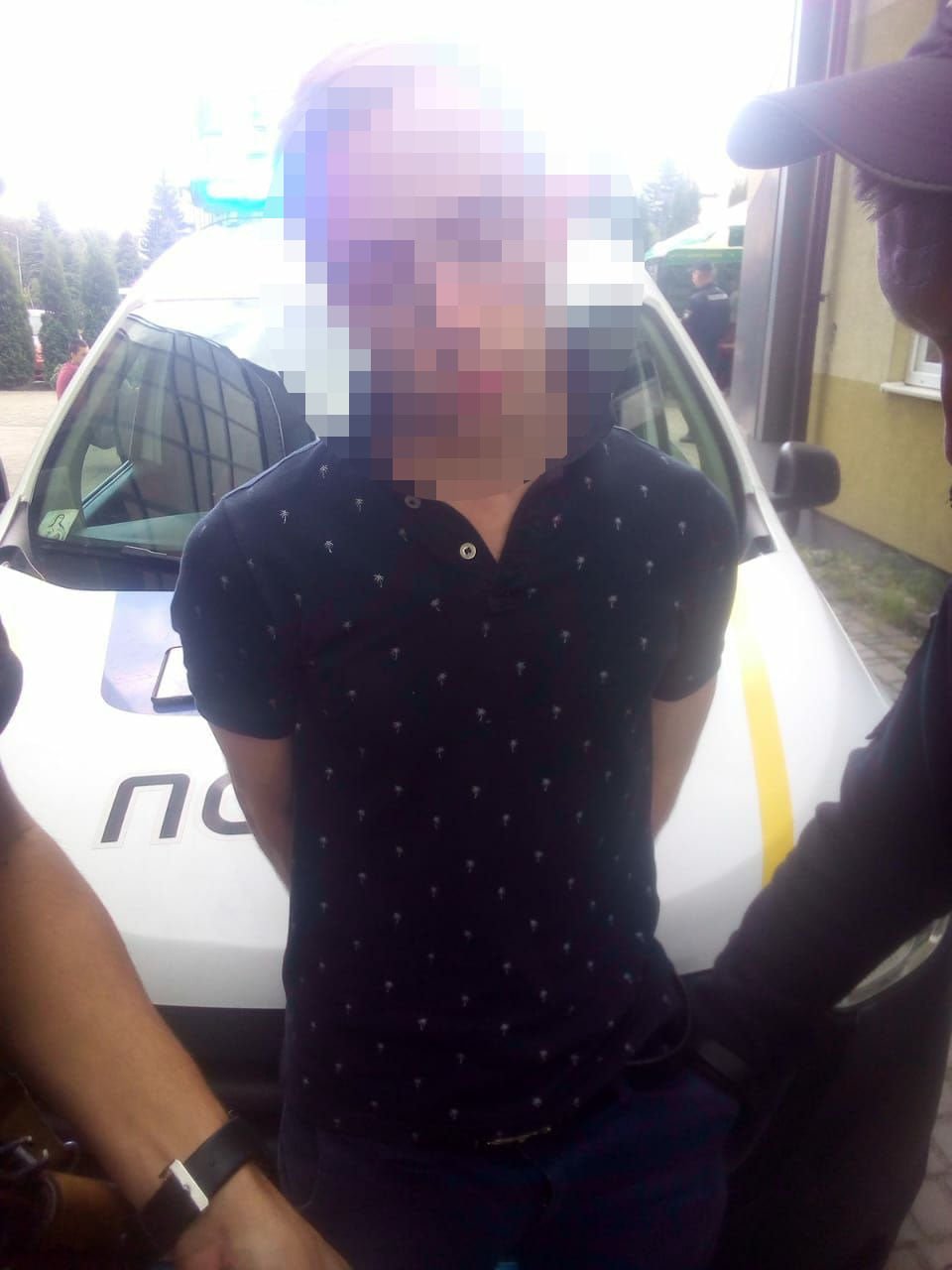 Во Львовской области парень угрожал пистолетом посетителям пиццерии 1