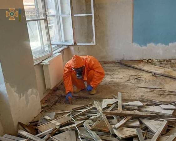 Во Львове во время ремонта в школе обнаружили ртуть под полом 1
