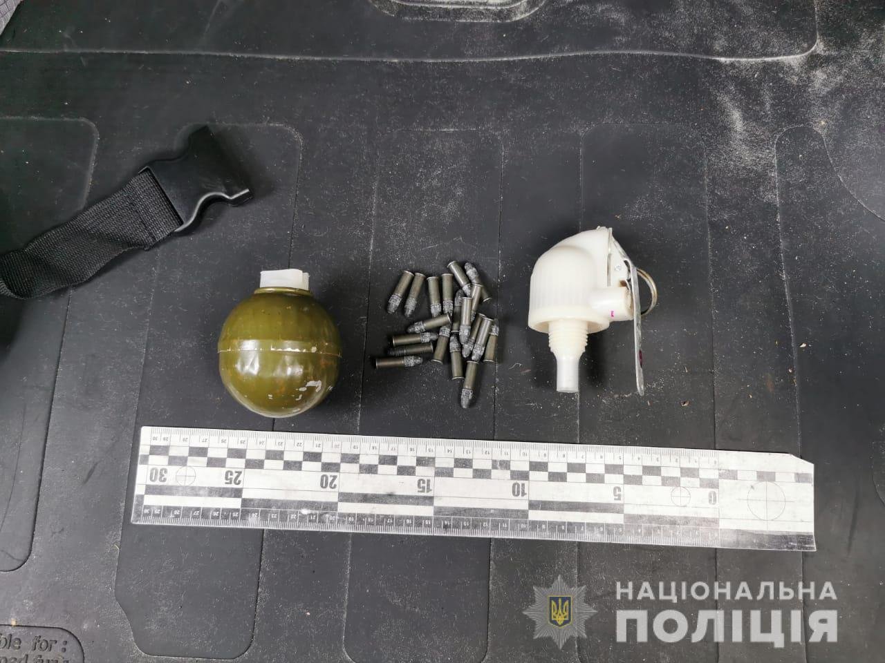 Бросил гранату и салютную установку: под Херсоном мужчина поджег ферму и уехал на электросамокате 5
