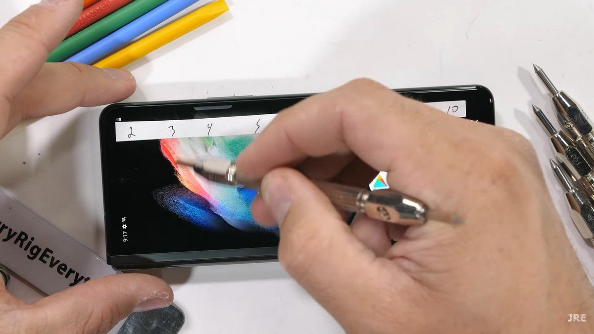 JerryRigEverything перевірив на міцність складаний смартфон Samsung Galaxy Z Fold 3 1