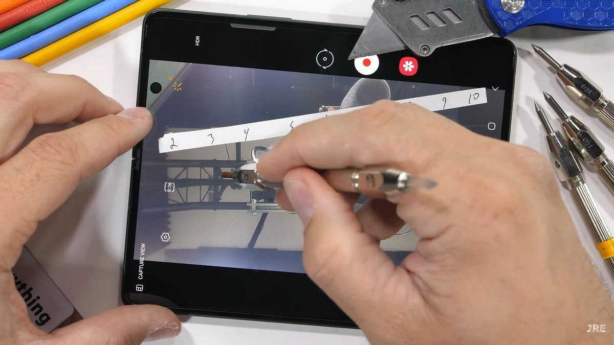 JerryRigEverything перевірив на міцність складаний смартфон Samsung Galaxy Z Fold 3 2