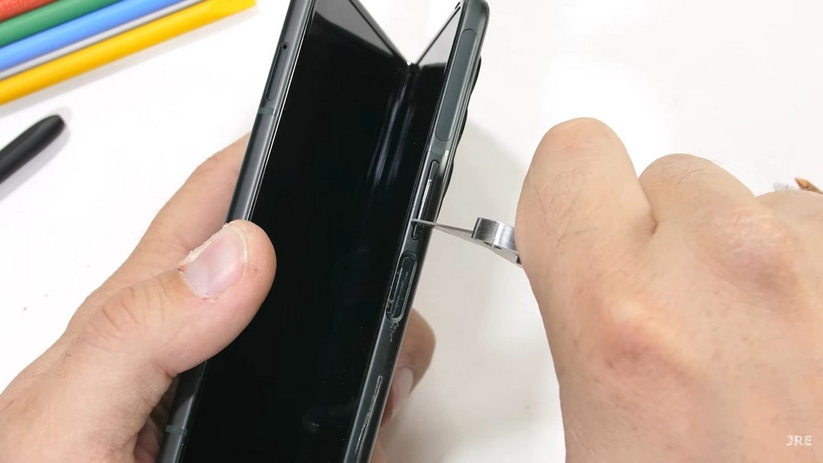 JerryRigEverything перевірив на міцність складаний смартфон Samsung Galaxy Z Fold 3 3
