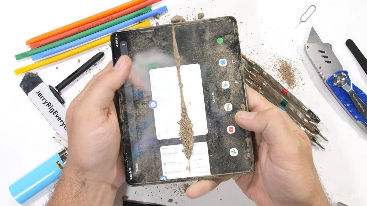 JerryRigEverything перевірив на міцність складаний смартфон Samsung Galaxy Z Fold 3 6