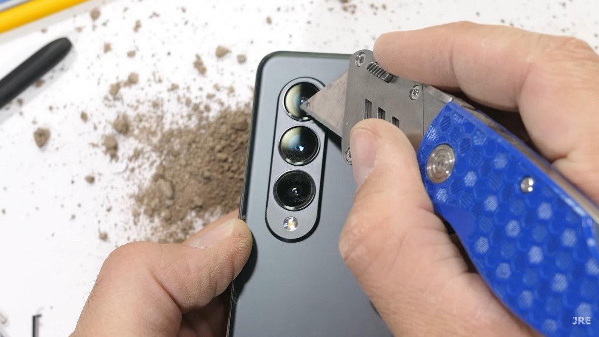 JerryRigEverything перевірив на міцність складаний смартфон Samsung Galaxy Z Fold 3 4