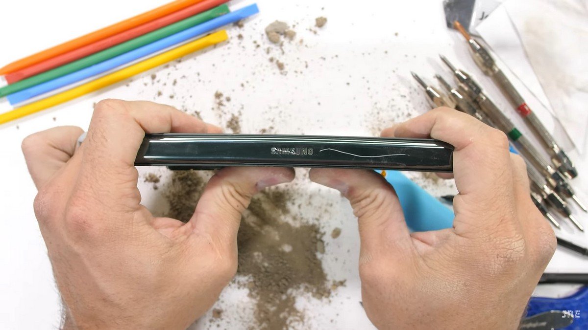 JerryRigEverything перевірив на міцність складаний смартфон Samsung Galaxy Z Fold 3 7