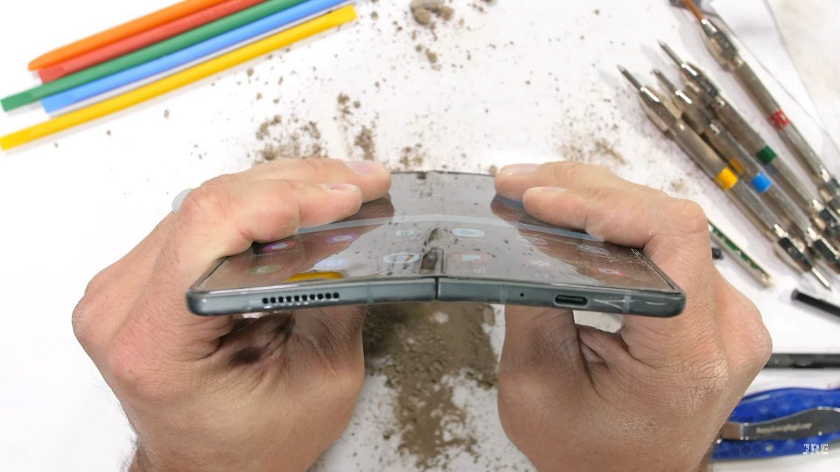 JerryRigEverything перевірив на міцність складаний смартфон Samsung Galaxy Z Fold 3 8