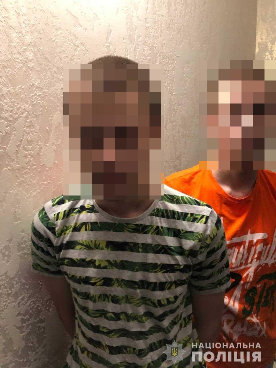 В Ровно 15-летние братья-близнецы напали на женщину. Один из них ударил её ножом в спину 1