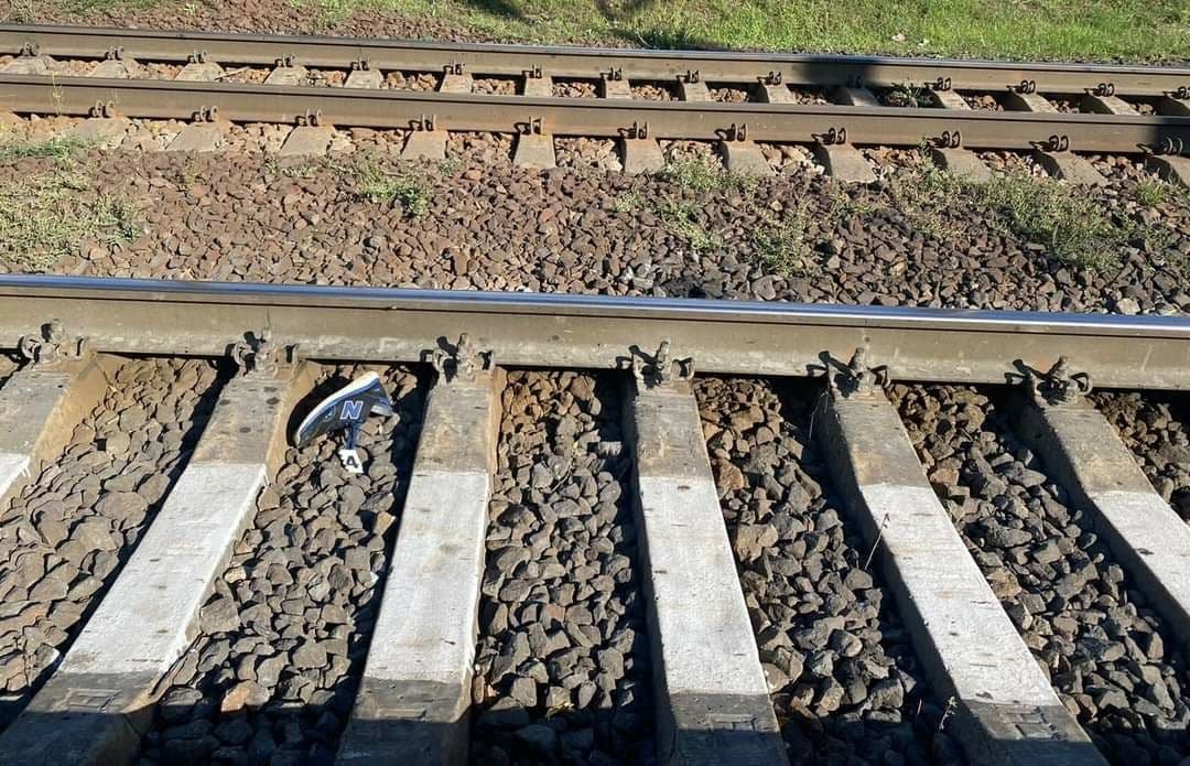 В Киевской области поезд сбил подростка на переезде: парень был в наушниках и ничего не слышал 1