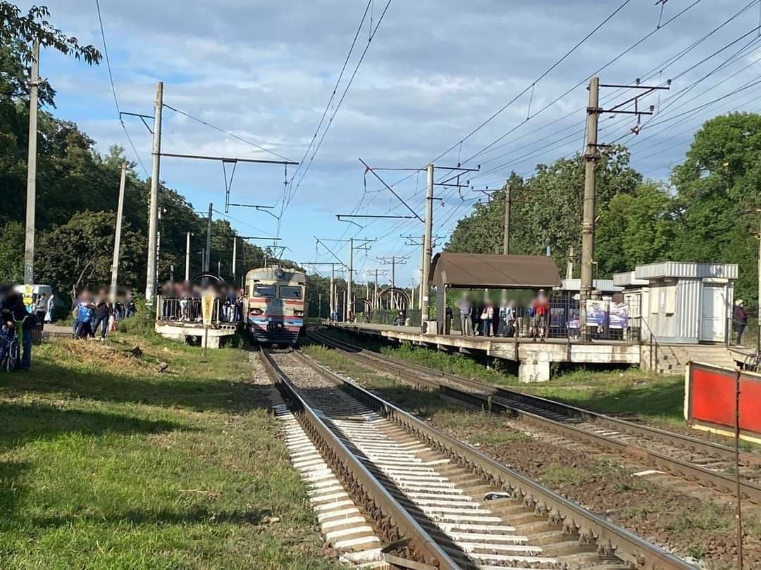 В Киевской области поезд сбил подростка на переезде: парень был в наушниках и ничего не слышал 2