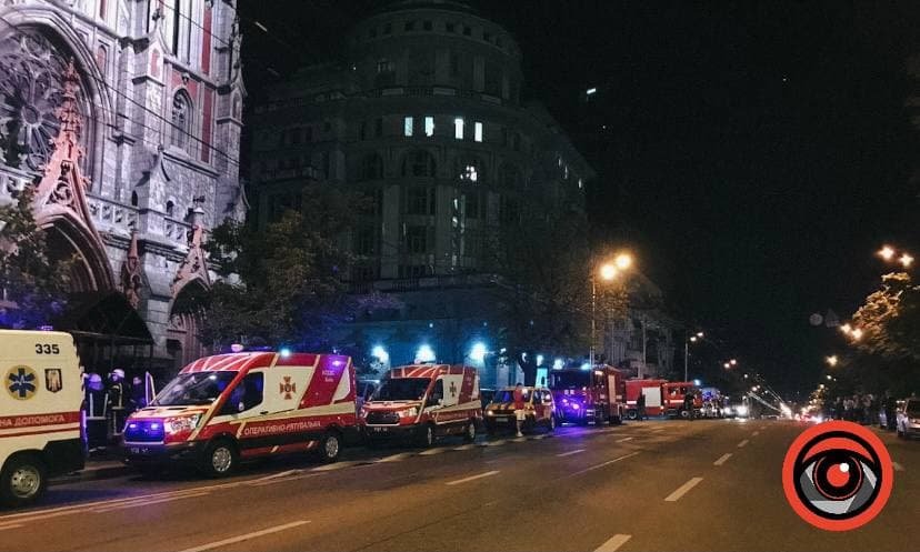 У Києві горить Миколаївський костел: вогонь охопив 2 поверхи 3