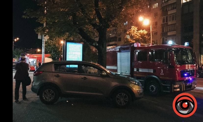 У Києві горить Миколаївський костел: вогонь охопив 2 поверхи 4