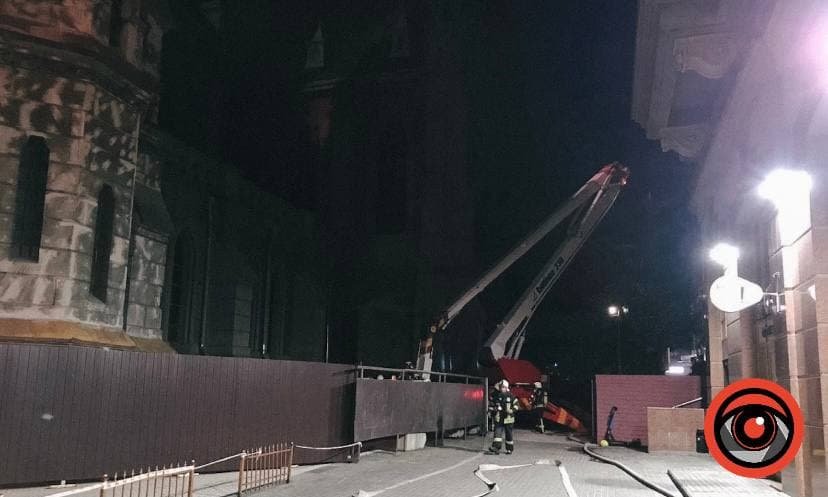 У Києві горить Миколаївський костел: вогонь охопив 2 поверхи 5