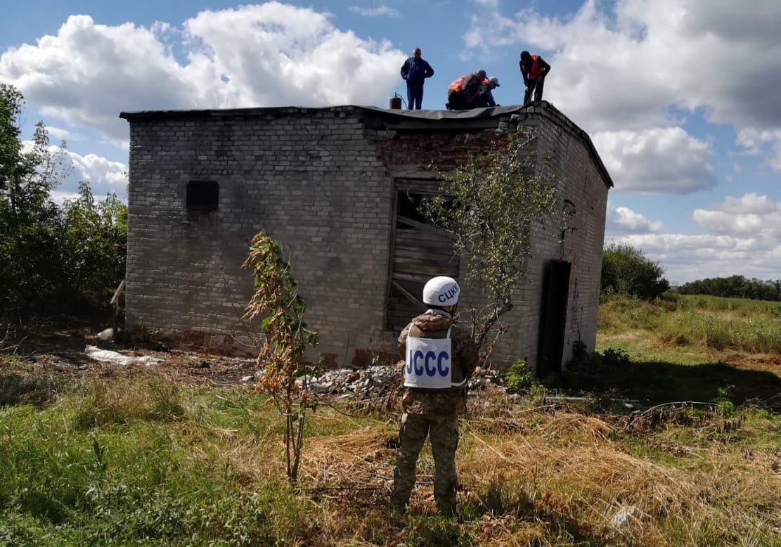 Рятувальники в ООС розмінували завод в Авдіївці і полагодили дахи будівель, пошкоджені обстрілами 1