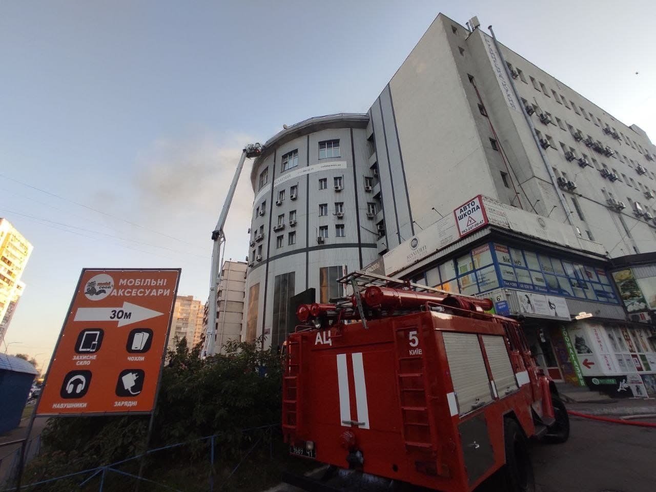 У Києві горить бізнес-центр: пожежники врятували з заблокованого ліфта підлітка 2