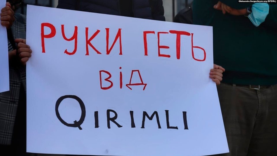 В Киеве возле посольства России проходит акция протеста: требуют освободить крымских татар 1