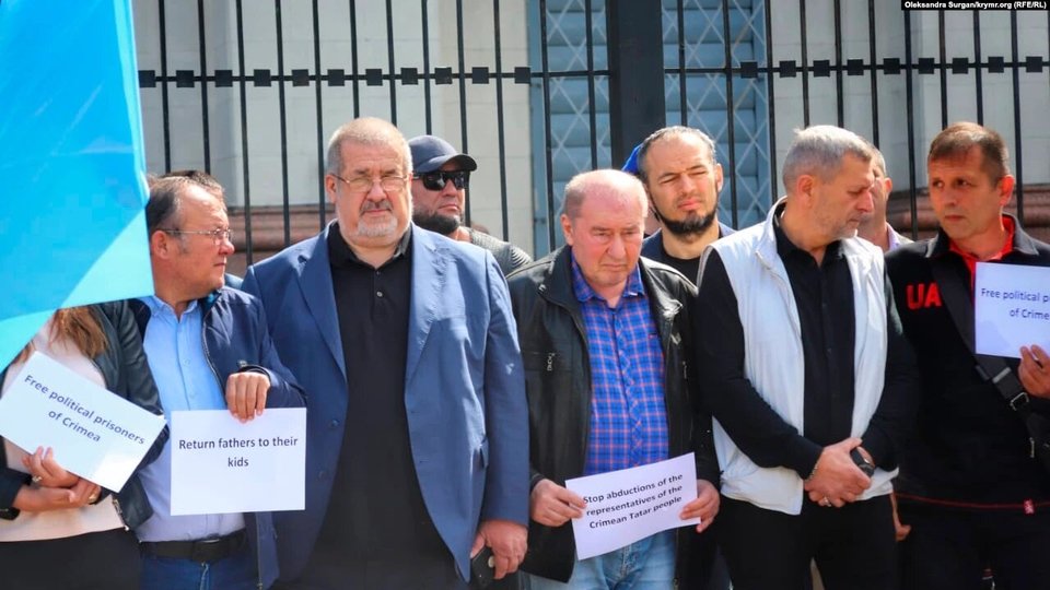В Киеве возле посольства России проходит акция протеста: требуют освободить крымских татар 2
