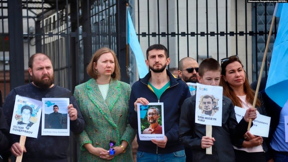 В Киеве возле посольства России проходит акция протеста: требуют освободить крымских татар 3