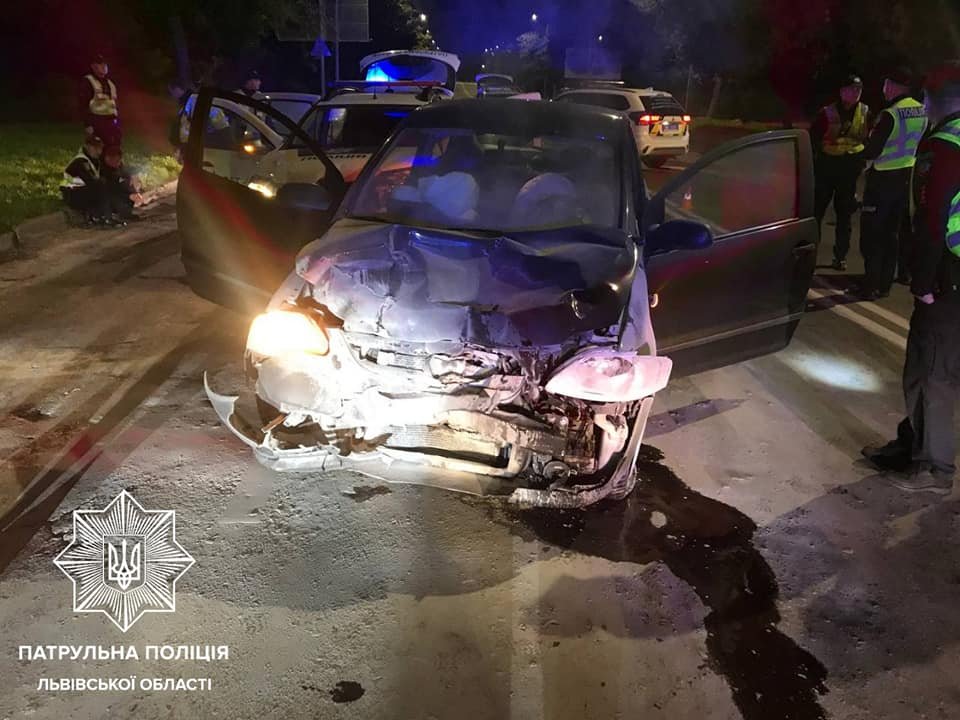 Во Львове пьяный водитель врезался в полицейский автомобиль: пострадали три человека 1
