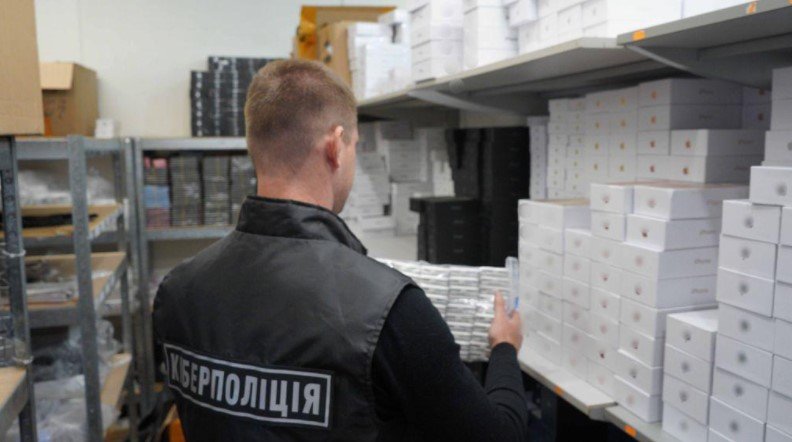 В Киеве продавали подделки под видом продукции Apple В Киеве продавали подделки под видом продукции Apple